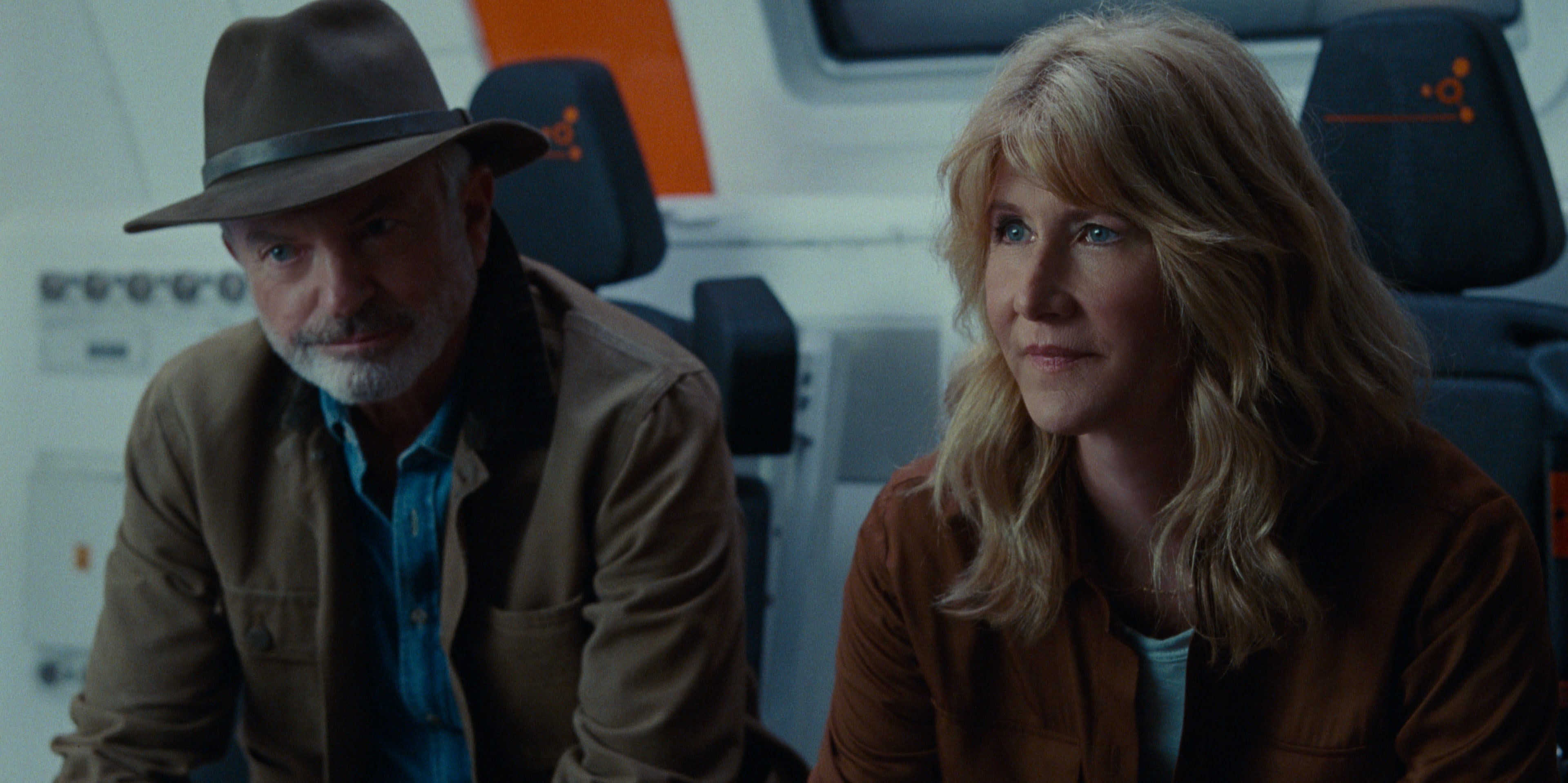 El actor Sam Neill, en el papel del Dr. Alan Grant, y la actriz Laura Dern, como la Dra. Ellie Sattler en una escena de la película Jurassic World Dominion.