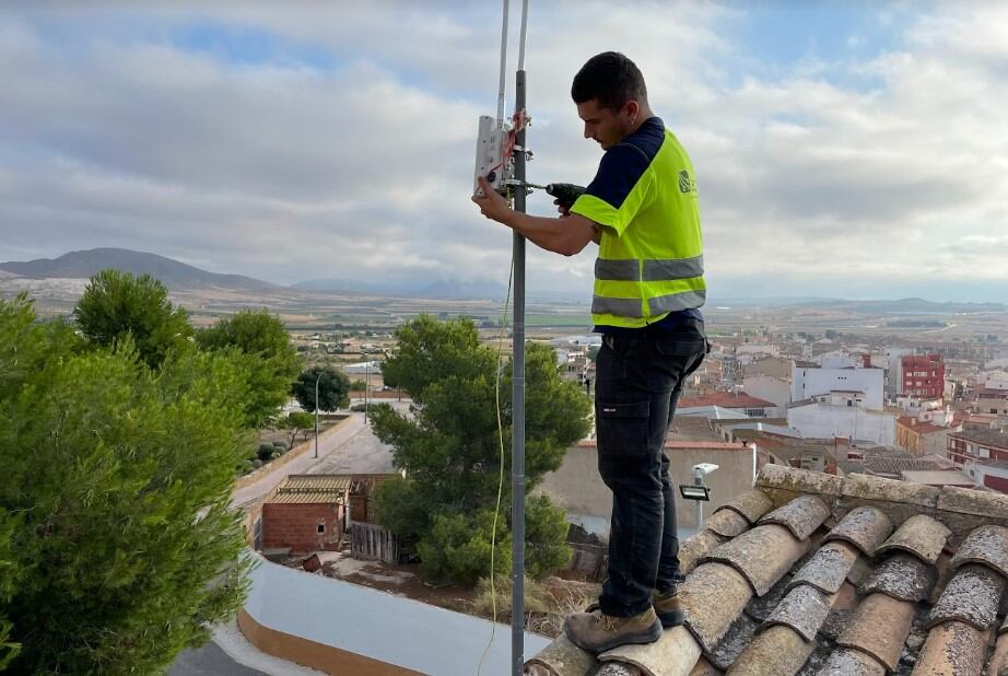 Operario instalando la red