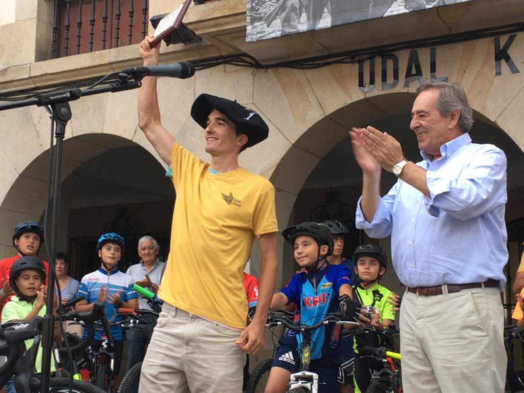 El corredor bizkaino, Pello Bilbao, recibió un homenaje en Gernika