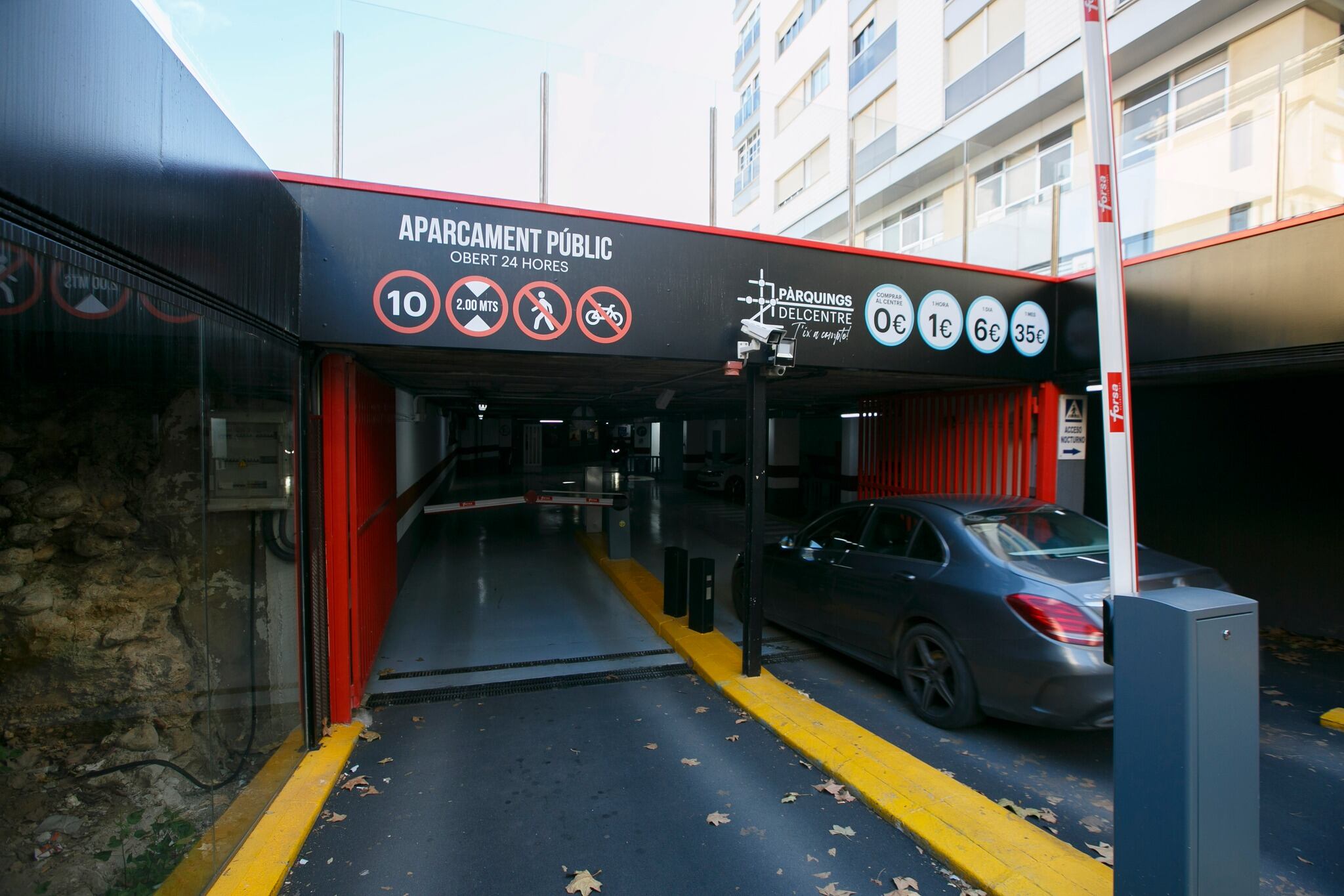 Entrada de uno de los parkings de Gandia