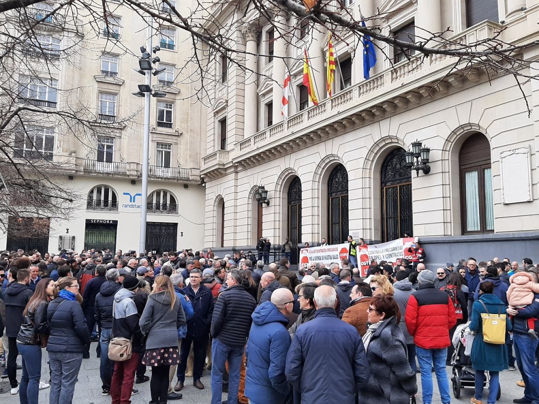 Concentración de protesta de CGT y STOPEL en la Plaza de España de Zaragoza exigiendo salud laboral y conciliación 