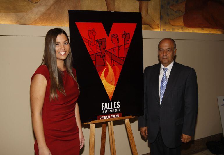 La Fallera Mayor de Valencia 2015, Estefanía López, posa junto al cartel anunciador ganador y el Concejal de fiestas Francisco Lledó