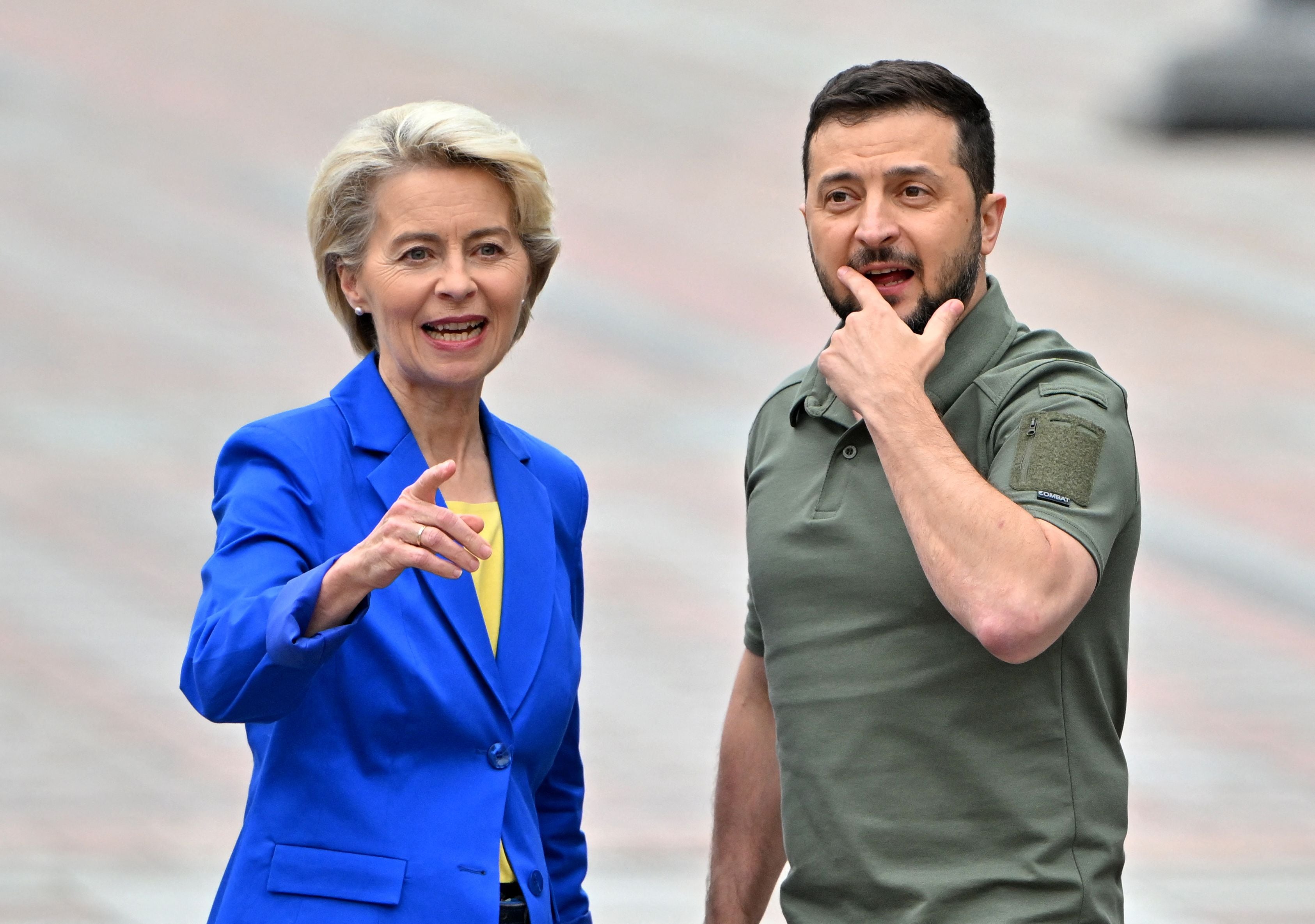 El presidente ucraniano, Volodomir Zelenski, junto con Ursula von der Leyen, presidenta de la Comisión Europea