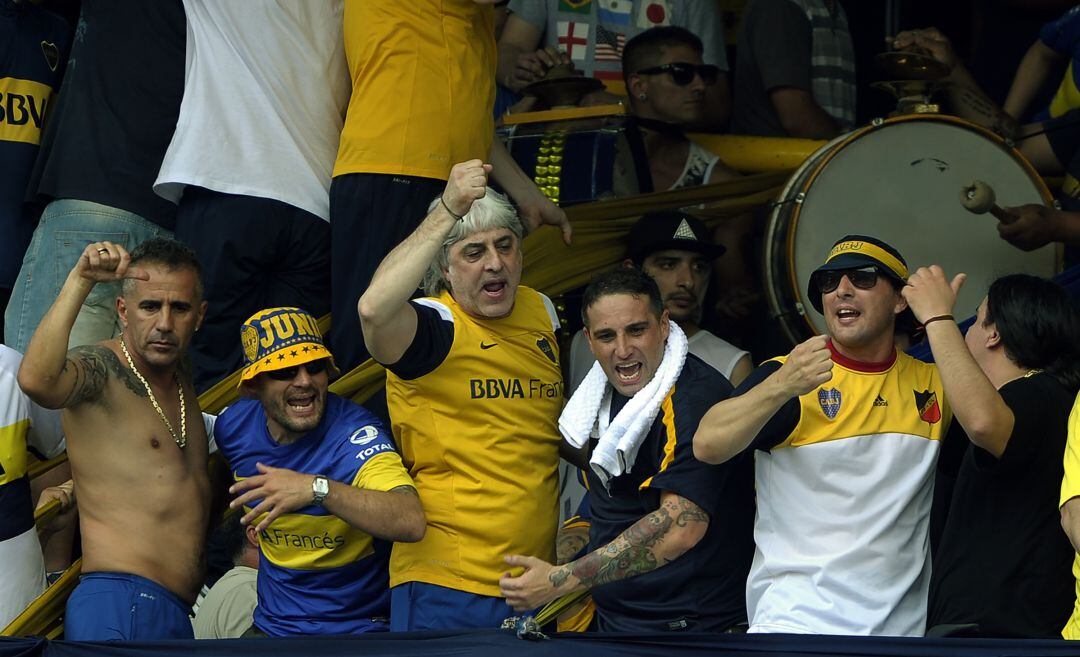 Di Zeo (en el centro), en la grada durante un partido de Boca Juniors