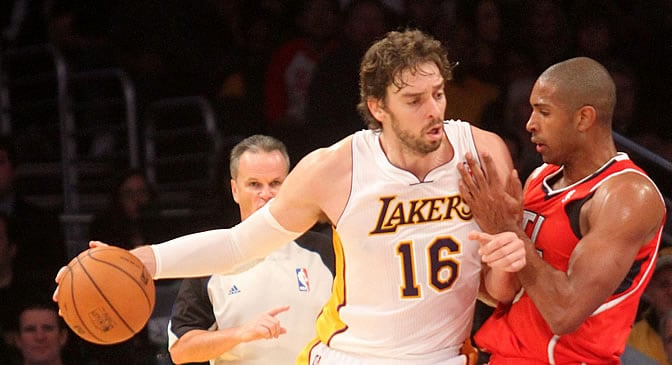 Pau Gasol guía el balón en el partido ante Atlanta