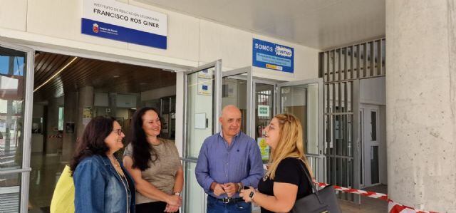 Antonia Pérez, edil de Igualdad junto a miembros de la Federación de la Organización de Mujeres y el director del IES Francisco Ros Giner