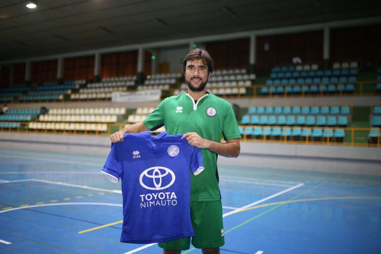 Jaime Lorente, posando con la camiseta del Toyota NImauto en el Ruíz Mateos