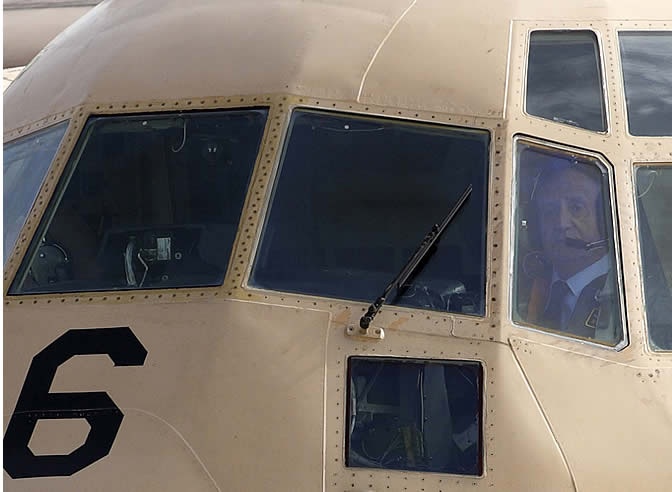 Don Juan Carlos, vestido con el uniforme del Ejército del Aire y una cazadora de vuelo, ha presenciado el reabastecimiento en vuelo de dos aviones.