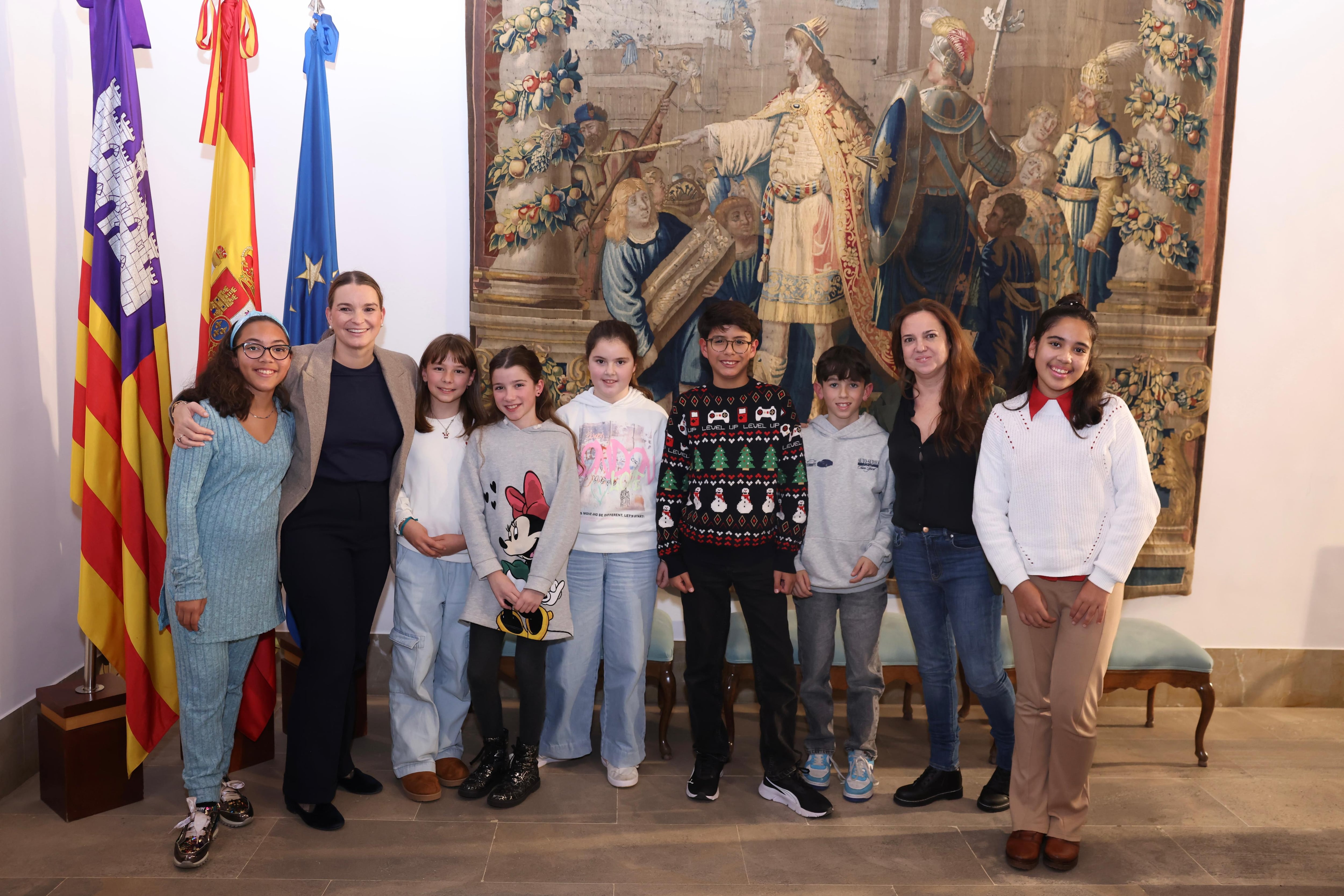 Imagen de la entrevista de siete niñas y niños de primaria a la presidenta Marga Prohens