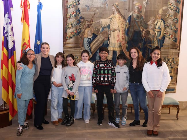 Imagen de la entrevista de siete niñas y niños de primaria a la presidenta Marga Prohens