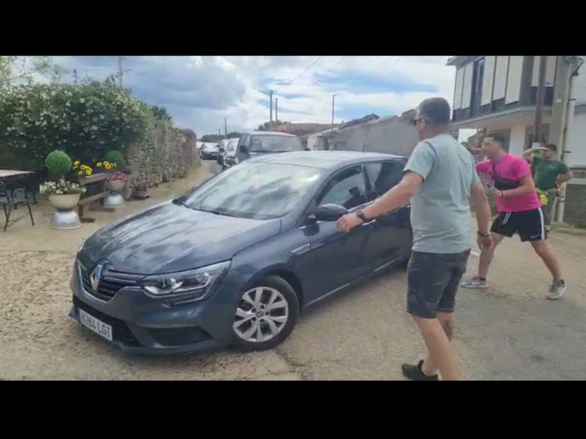 VÍDEO | Vecinos de Villanueva de Valrojo muestran su indignación ante la caravana de autoridades