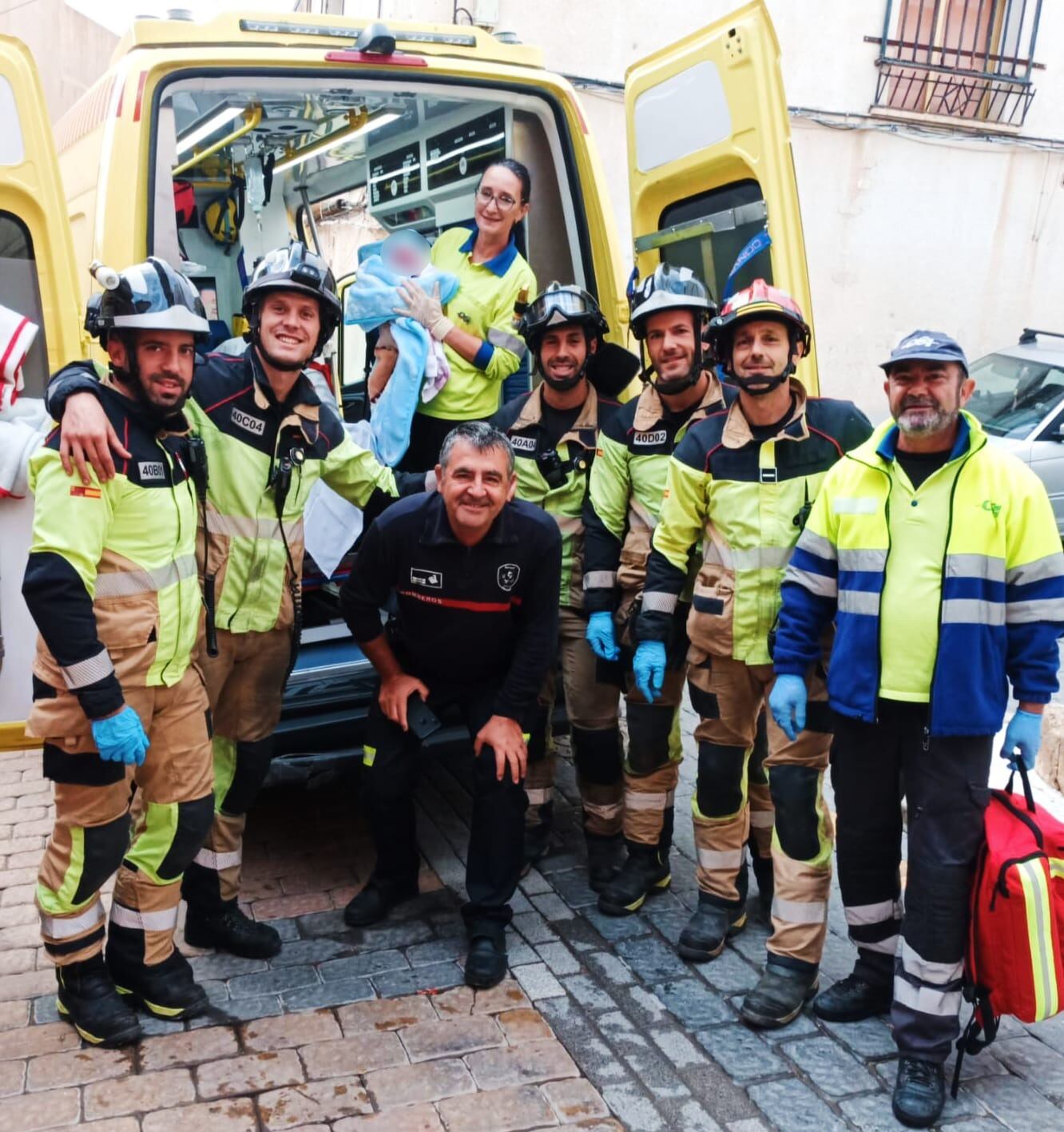 Servicios de emergencia asisten un parto en una vivienda de Lorca