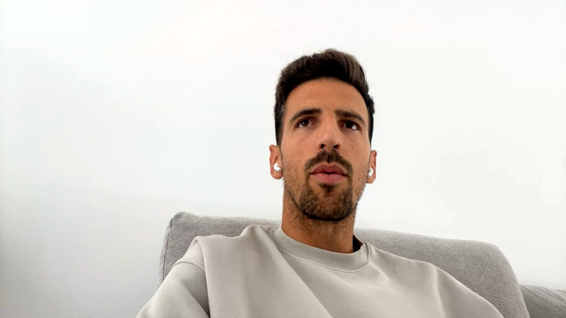 Juan Carlos Real atiende a Radio Murcia.