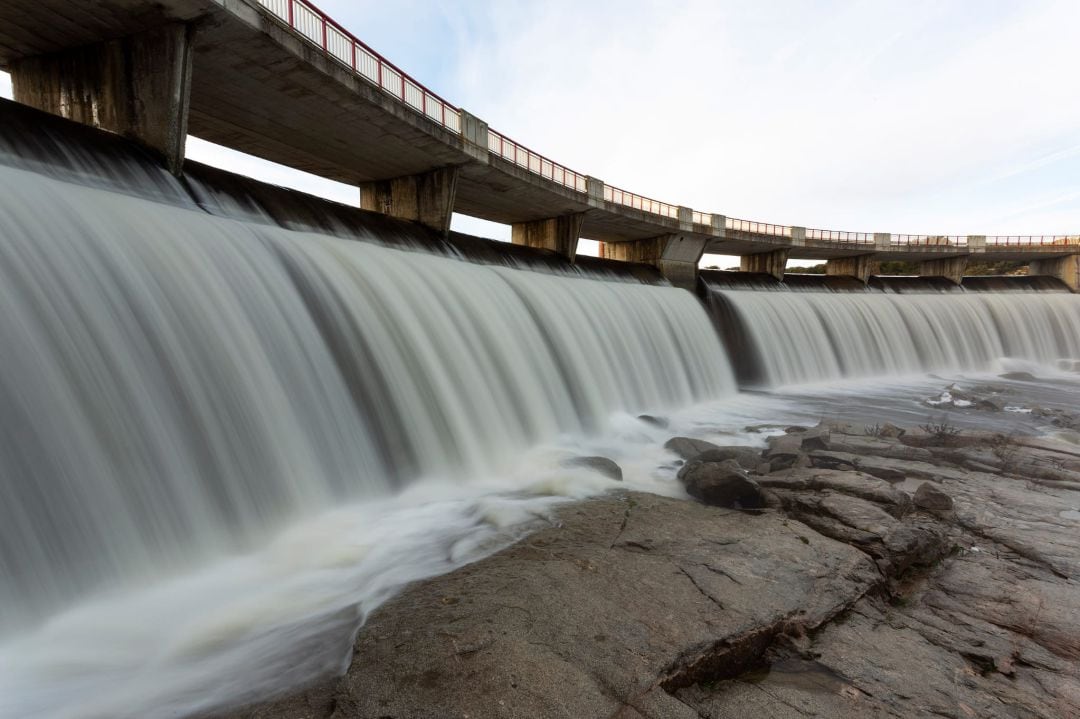 La presa de Fuentes Claras está rebosando