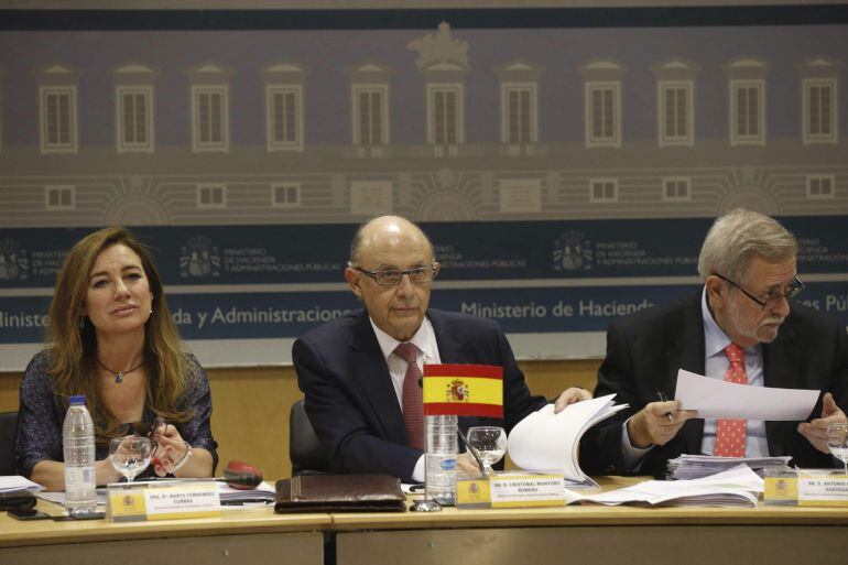 El ministro de Hacienda y Administraciones Públicas, Cristóbal Montoro, junto al secretario de Estado de Administraciones Públicas, Antonio Beteta, y la secretaria de Estado de Presupuestas, Marta fernández Curras.