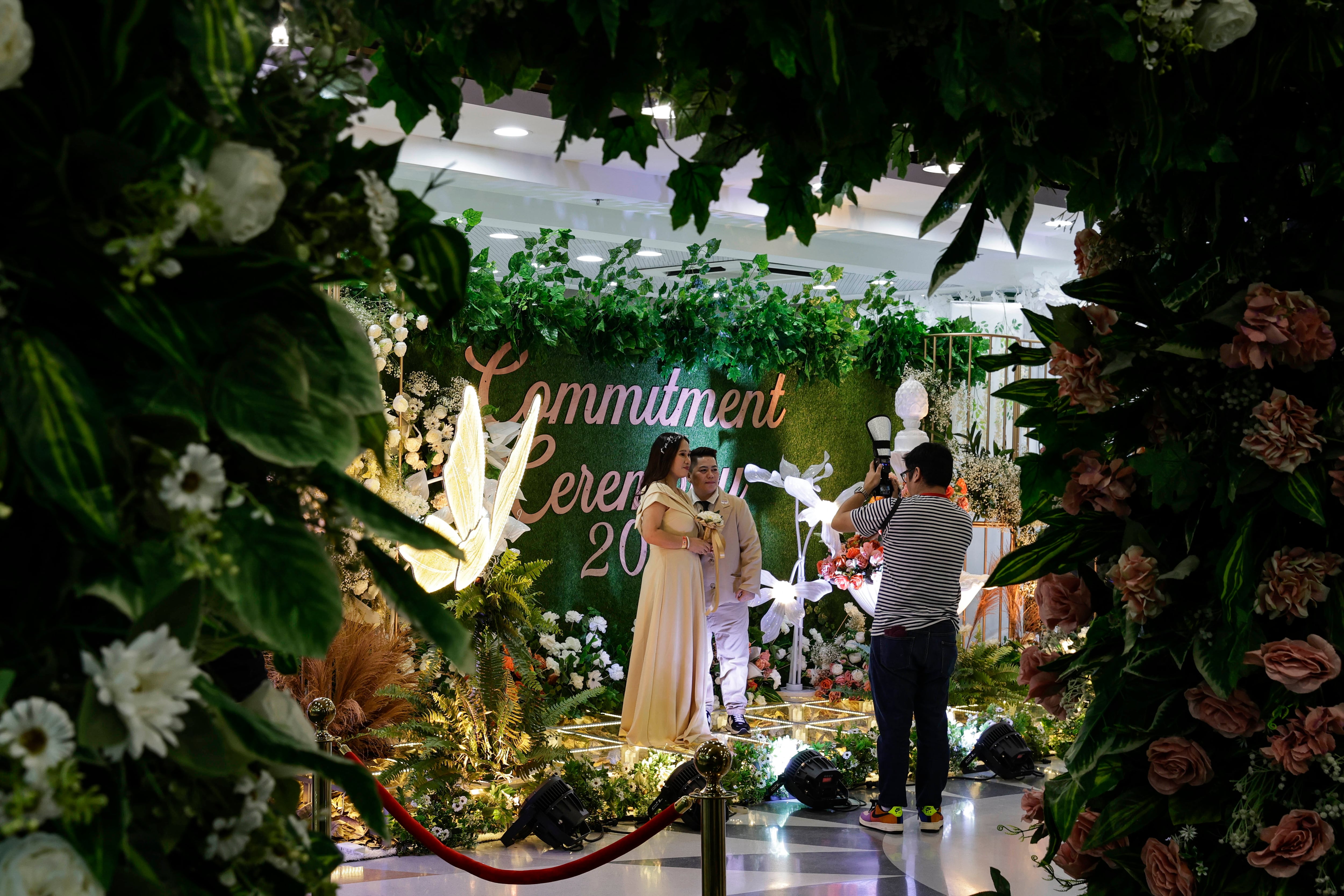 Una pareja celebra su boda en Filipinas el día de San Valentín. EFE/EPA/ROLEX DELA PENA