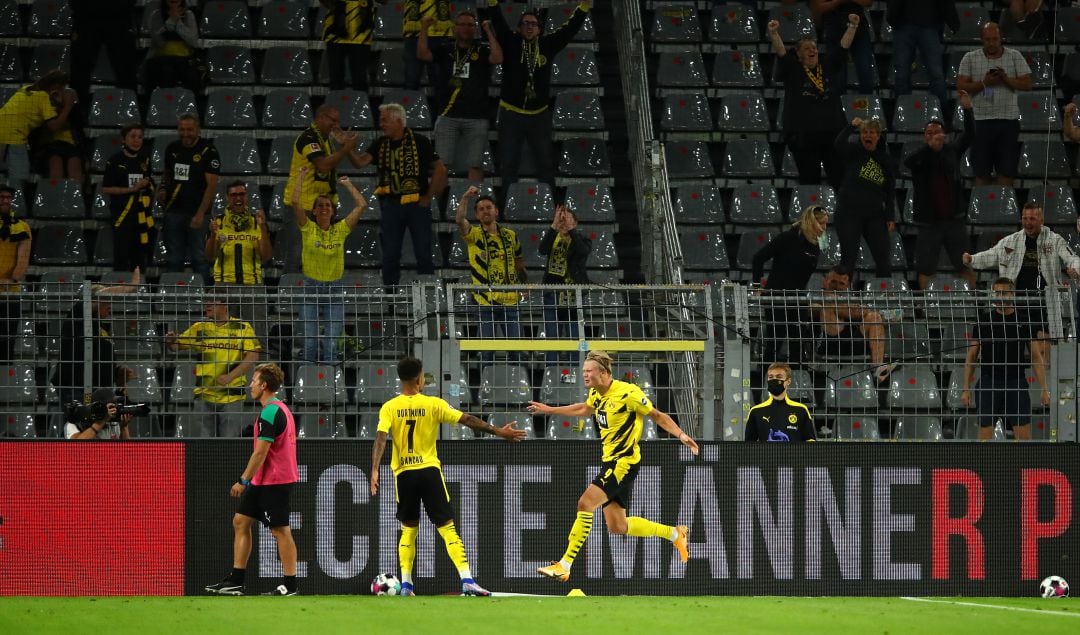 Sancho y Haaland celebran el gol.