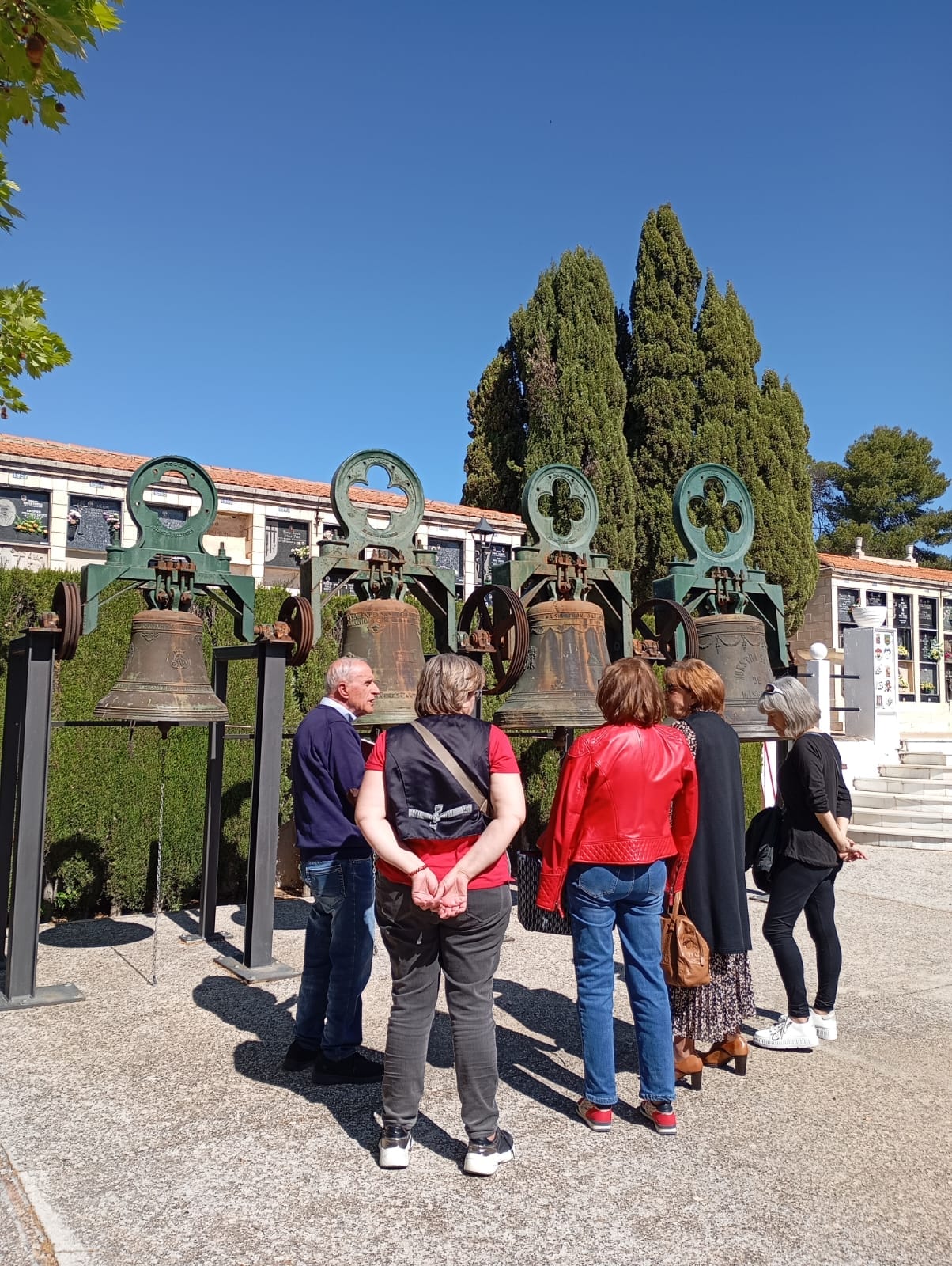 Antiguas campanas en el cementerio