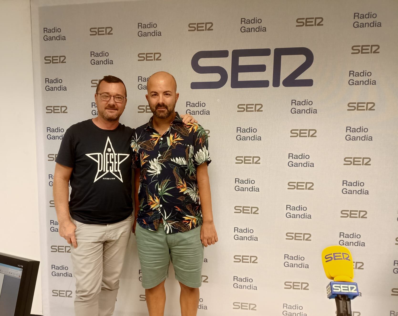 Ángel Arcos en los estudios de Radio Gandia.