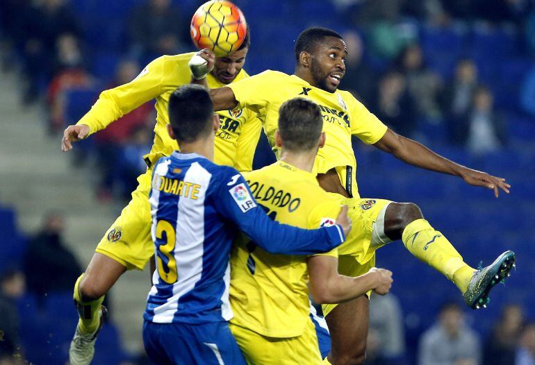 Mateo Musacchio cabecea el balón marcando gol ante el Espanyol