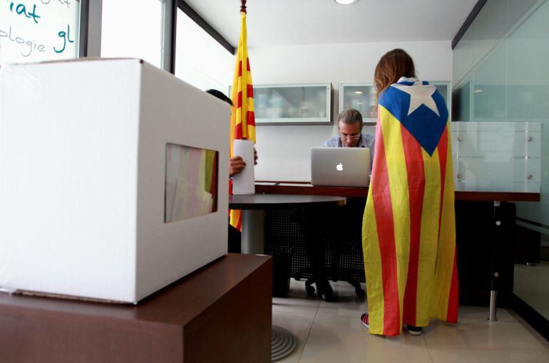 BOG01. BOGOTÁ (COLOMBIA), 09/11/2014.- Una catalana vota la consulta alternativa sobre la eventual independencia de la región autónoma de Cataluña (noreste de España) hoy, domingo 9 de noviembre de 2014, en Bogotá (Colombia). Unos 103 catalanes han participado en consulta no vinculante, en un proceso que permanecerá abierto en Colombia hasta las 20.00 hora local (01.00 GMT del lunes). La única urna dedicada a esta consulta se encuentra en la Agencia para la Competitividad de la Empresa que el Gobierno regional catalán tiene al norte de la capital colombiana, que comenzó a recibir votantes a las 9.00 hora local (14.00 GMT), según pudo constatar Efe. EFE/MAURICIO DUEÑAS CASTAÑEDA