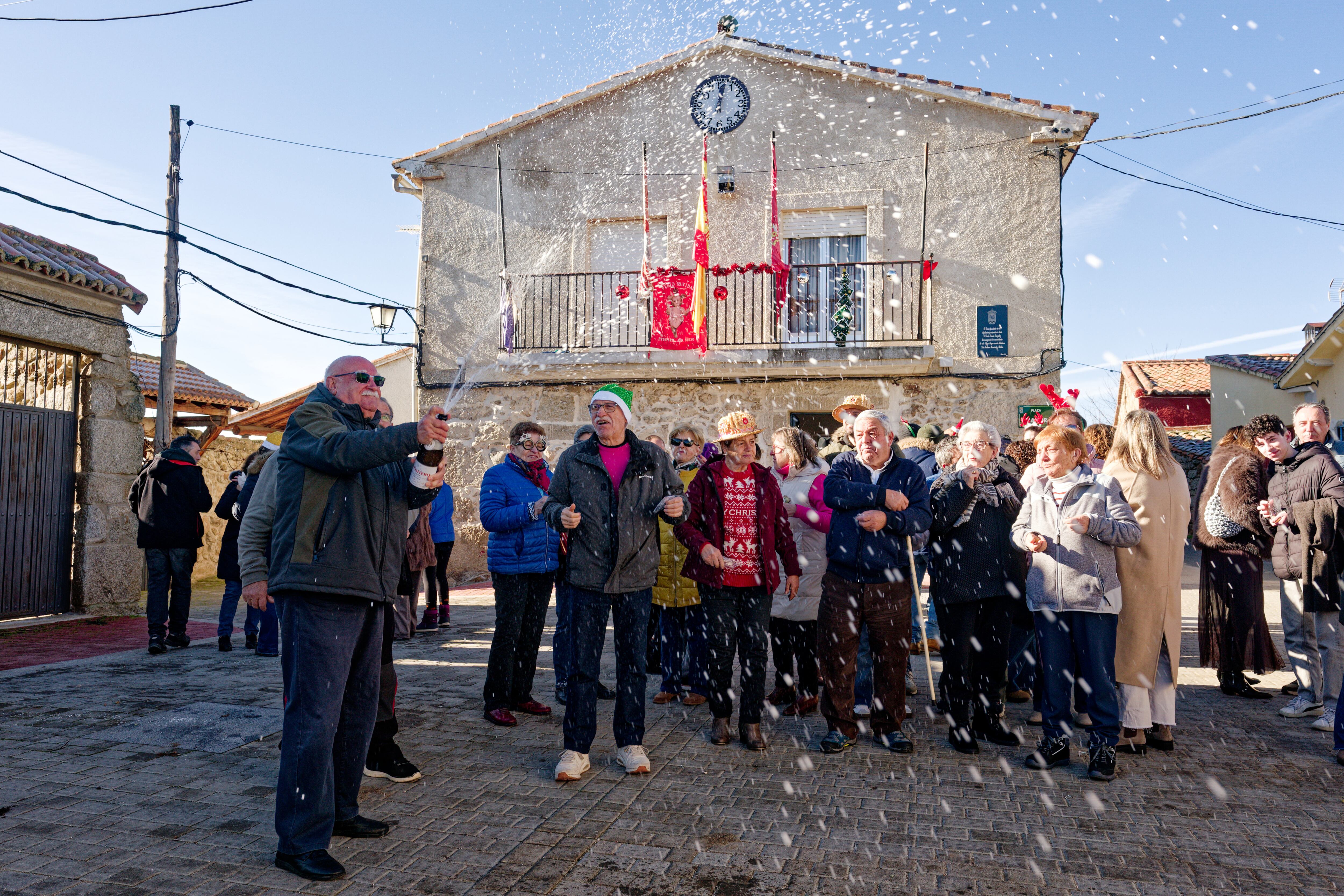 VILLAR DE CORNEJA (ÁVILA), 31/12/2025.- La pequeña localidad abulense de Villar de Corneja, que cuenta con una treintena vecinos empadronados, aunque solo 4 de ellos viven durante todo el año, adelanta al mediodía las campanadas para dar la bienvenida al año nuevo, teniendo en cuenta que la media de edad en este pueblo de la España vaciada se sitúa en torno a los 70 años, después de que 7 vecinos hayan decidido ir a la residencia este año. EFE/Raúl Sanchidrián