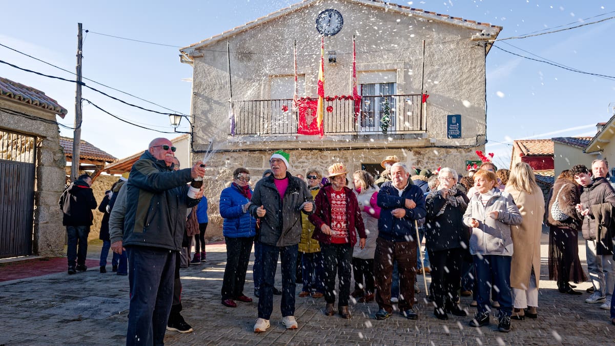 Los "cuatro" vecinos de Villar del Corneja ya "disfrutan" del 2026 tras celebrar las Campanadas a las doce del mediodía