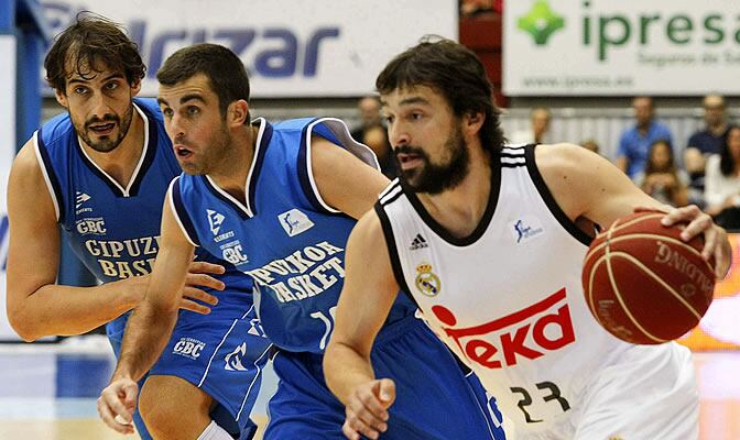Llull avanza con el balón ante los jugadores del Gipuzkoa Basket Jared Jordán y David Doblas