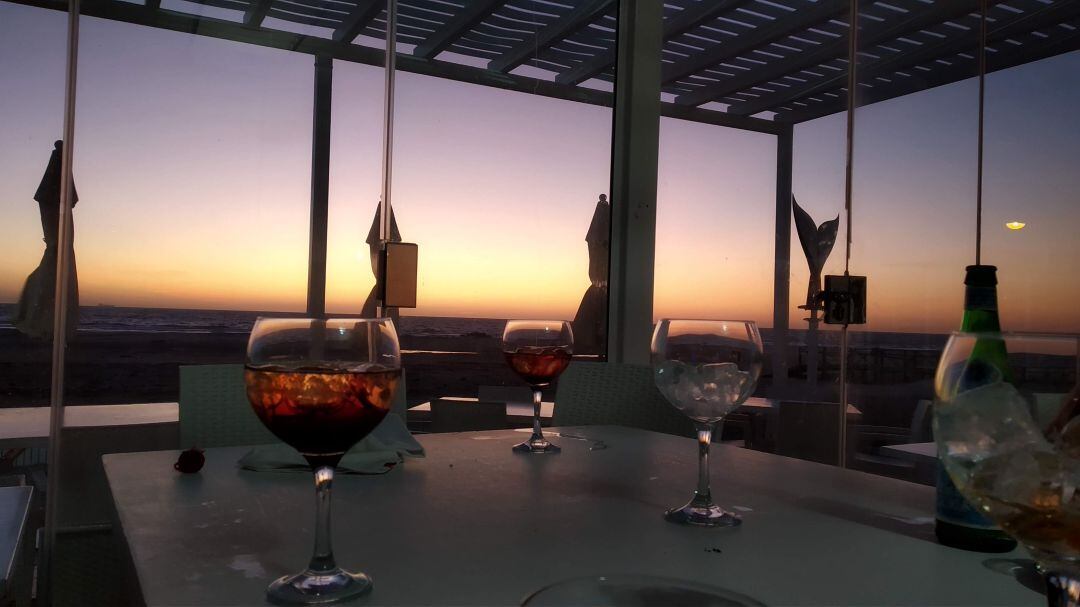 Atardecer desde la terraza de El Chiringuito en la playa de Tarifa