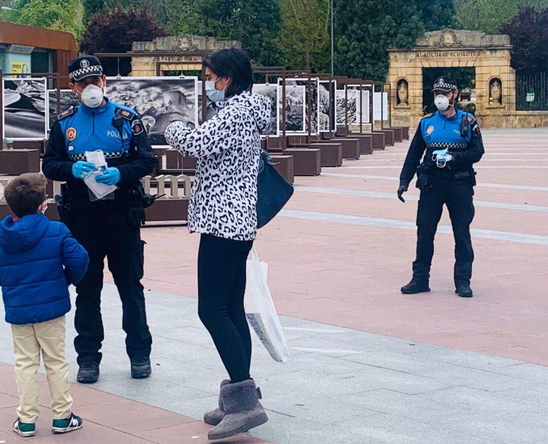 La Policía Local entrega mascarillas a los vecinos,ya con niños en la calle.