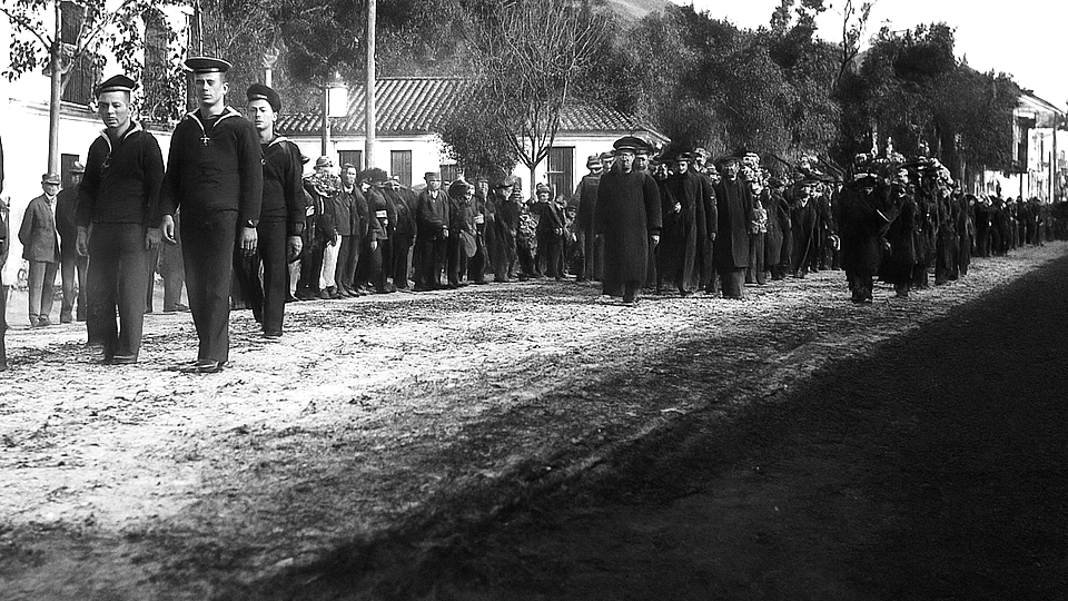 Entierro en el Cementerio Inglés de Málaga de las víctimas de la Gneisenau