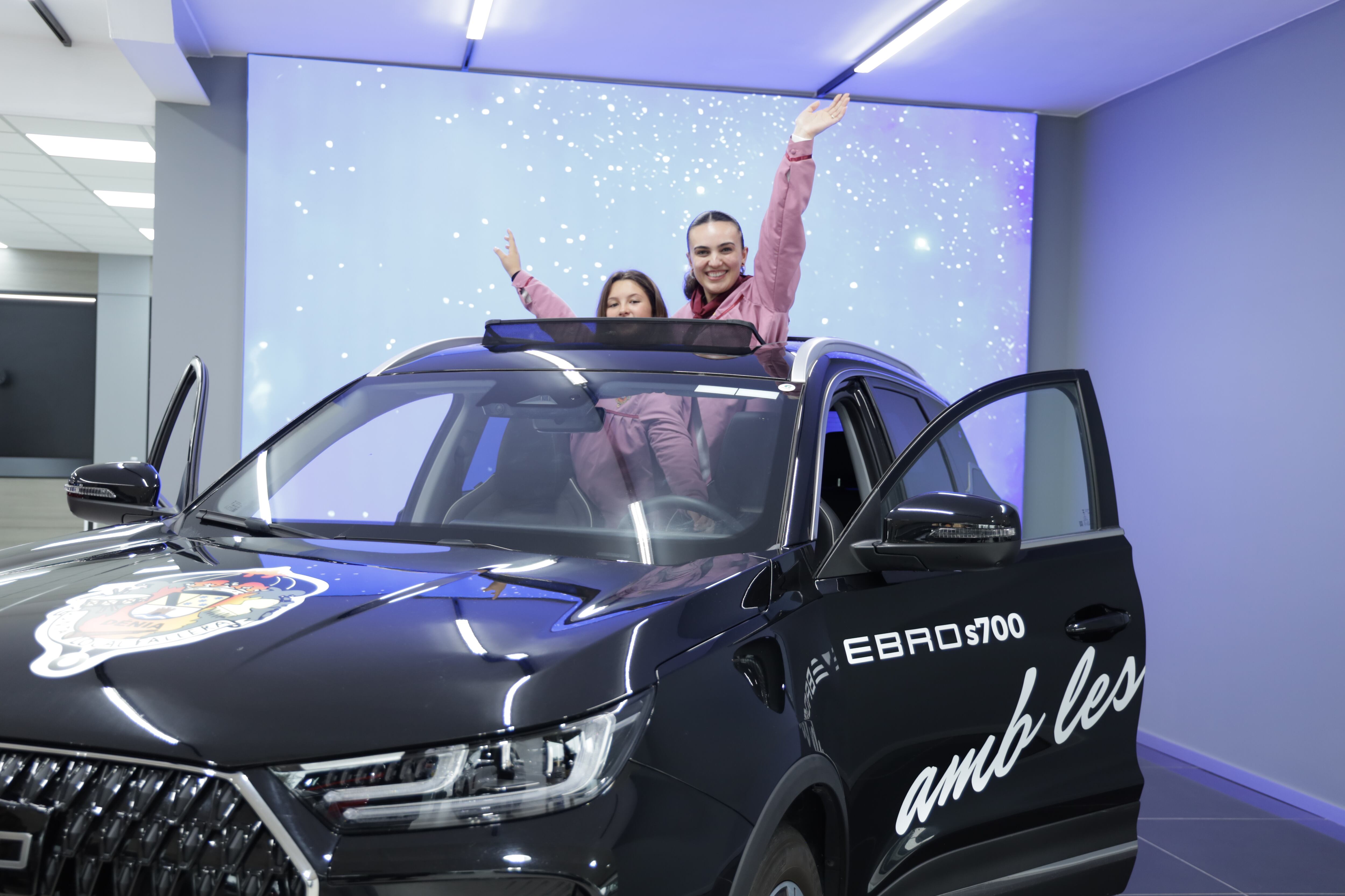 Las Falleras Mayores de Dénia Paula Argudo y Elia Lull en el EBRO s700 vehiculo oficial de las fallas