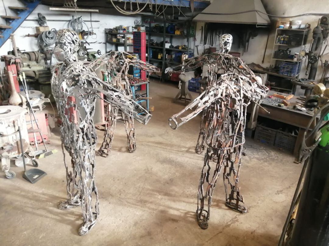 Taller de Jesús Martí, Chule, con la escultura en la que trabaja 