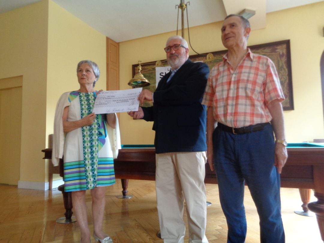 Juan Enrique Brogeras, el presidente de La Tertulia (en el centro), con Micaela Ramos, la delegada de Manos Unidas, y Miguel Ángel Lázaro, director de Los Trovatunos