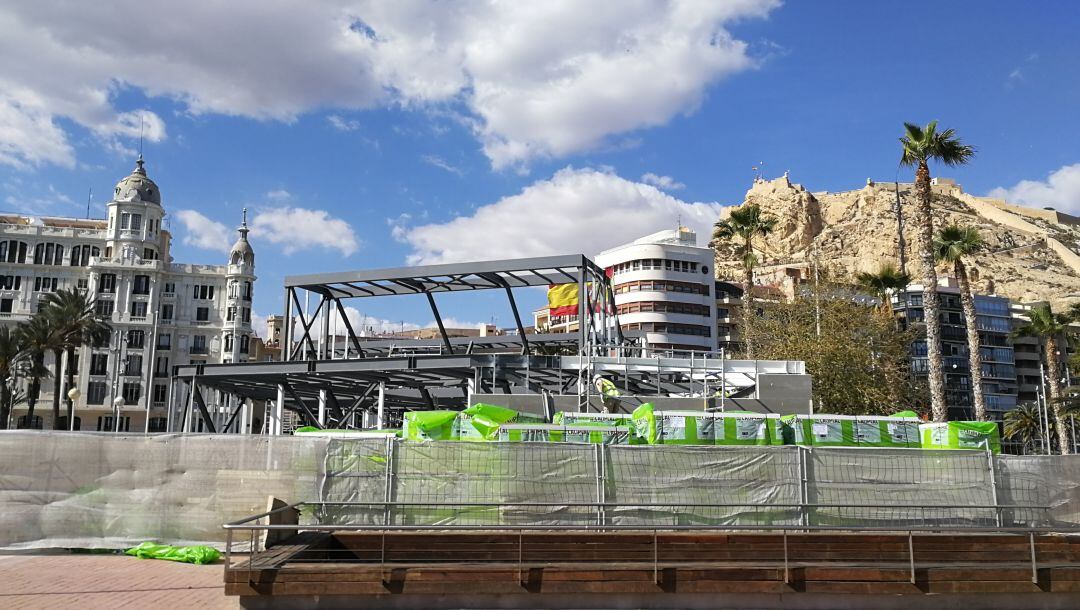 Estructura de la Tourist Info que se está levantando estos días en el paseo del Puerto