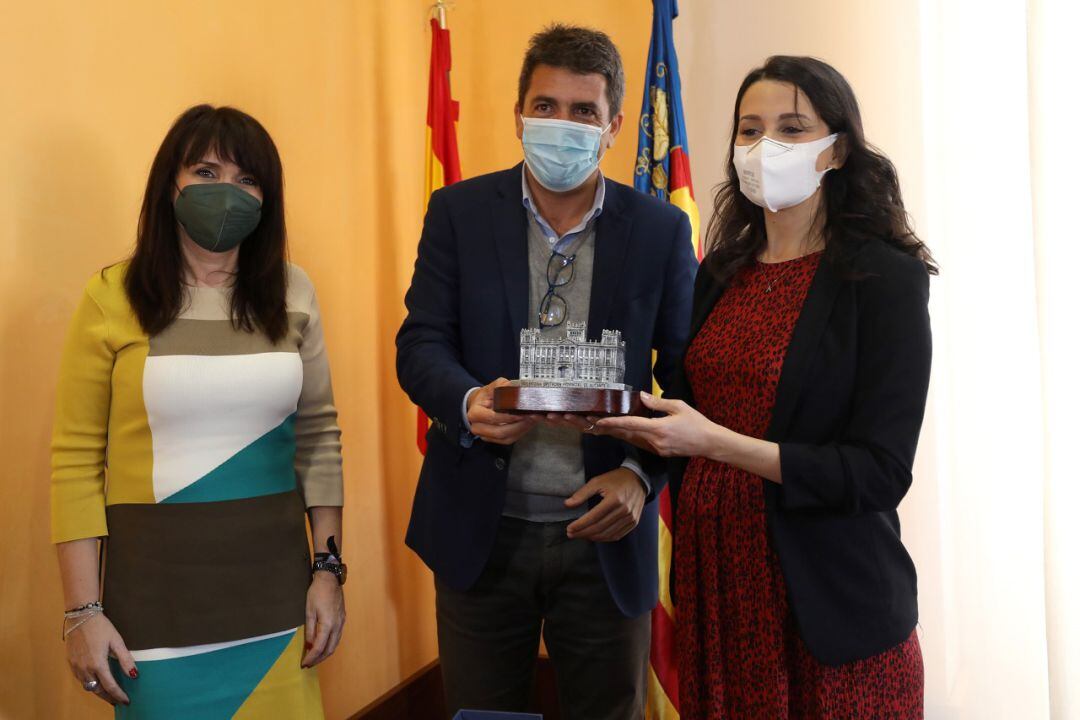 La líder nacional de Cs, Inés Arrimadas (d), junto con el presidente del PPCV, Carlos Mazón, en su visita al MARQ.
