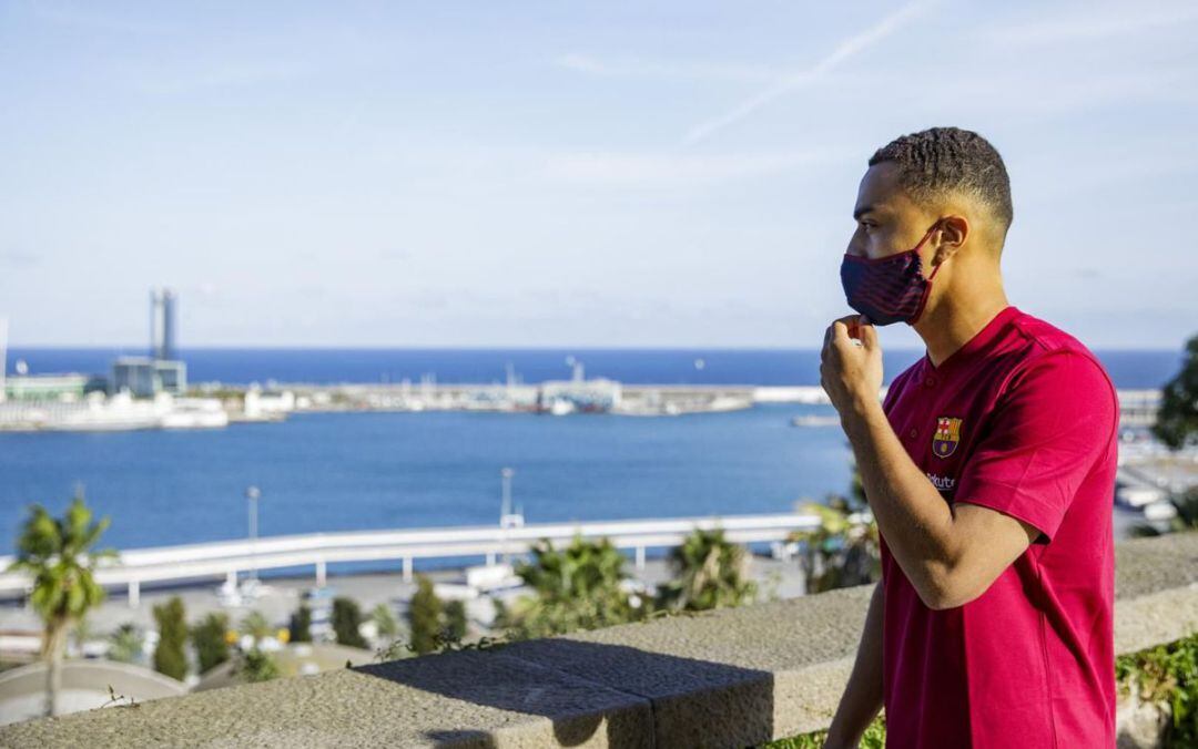 Dest posa en la ciudad de Barcelona con su nuevo escudo