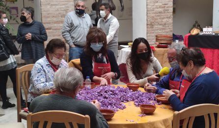 Marta Alberca junto a un grupo de monda