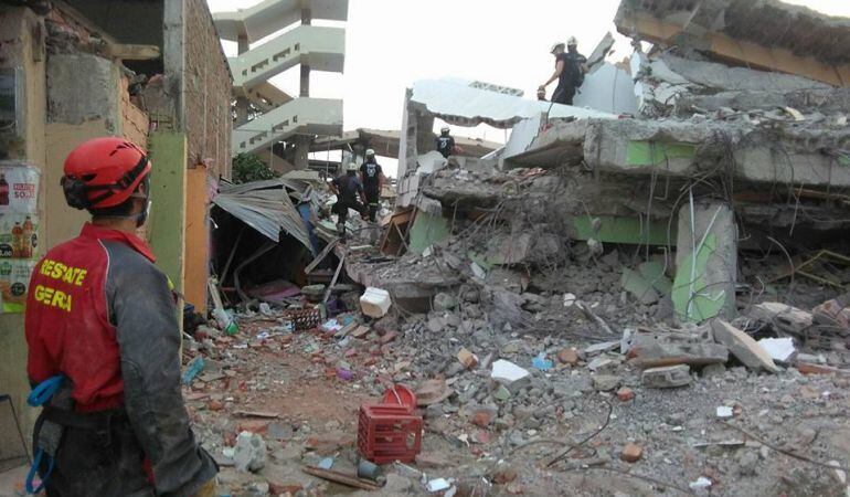 Miembro del equipo GERCA en la localidad ecuatoriana de Manta participando en las tareas de rescate tras el terremoto