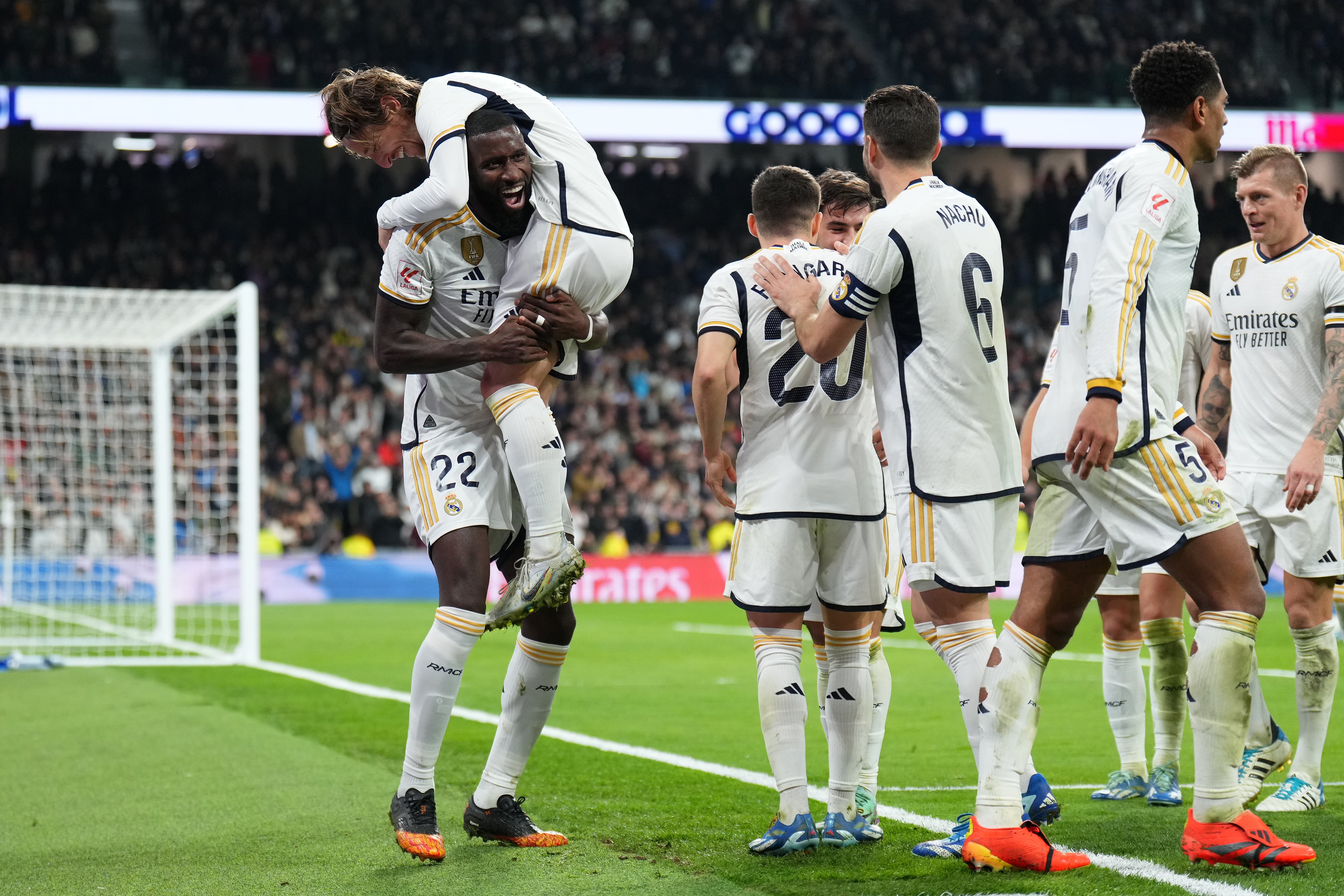 Los jugadores del Real Madrid celebran el gol de Modric ante el Villareal.