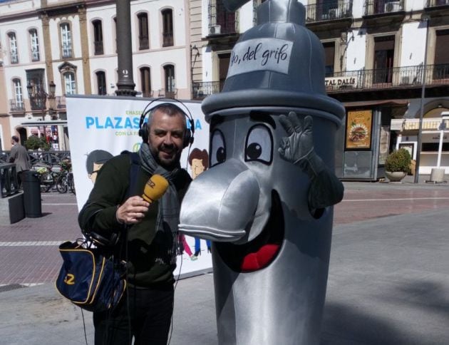 Paco Garcia con la mascota &#039;Grifo&#039;