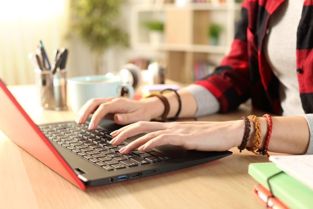 Una estudiante trabajando en un ordenador portatil