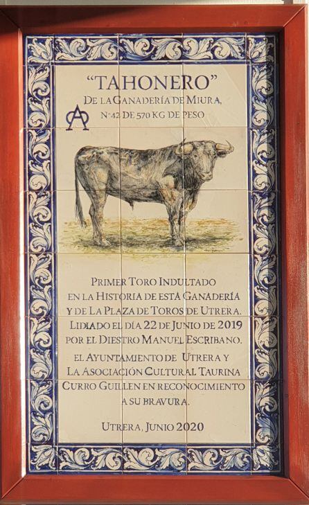 Azulejo que recuerda el indulto del miura &#039;Tahonero&#039; en la plaza de Utrera