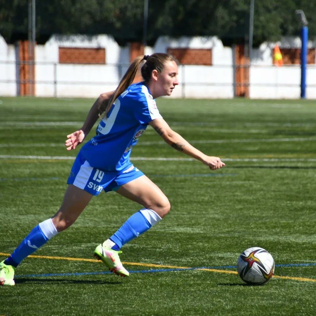 Marina Martí conduce la pelota