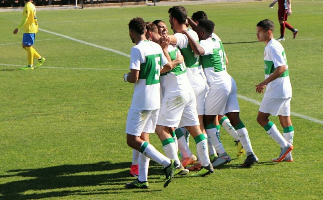 Los jugadores del Ilicitano celebran un gol en el Díez Iborra esta campaña