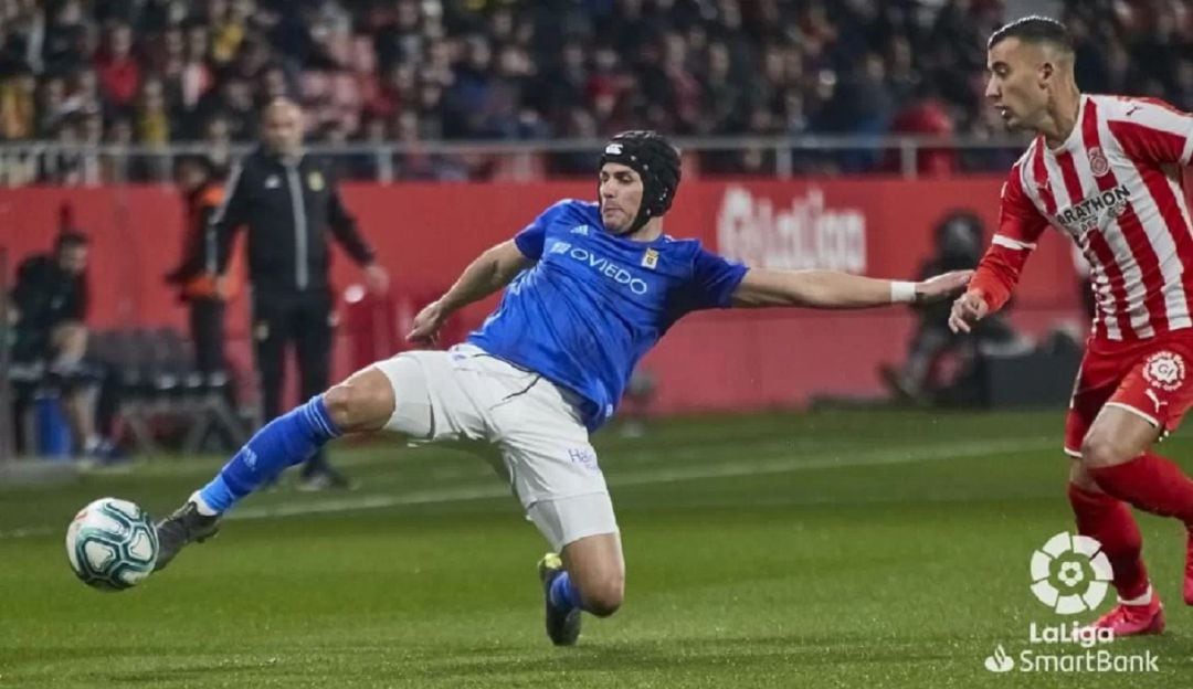 Luismi durante una acción del partido contra el Girona 