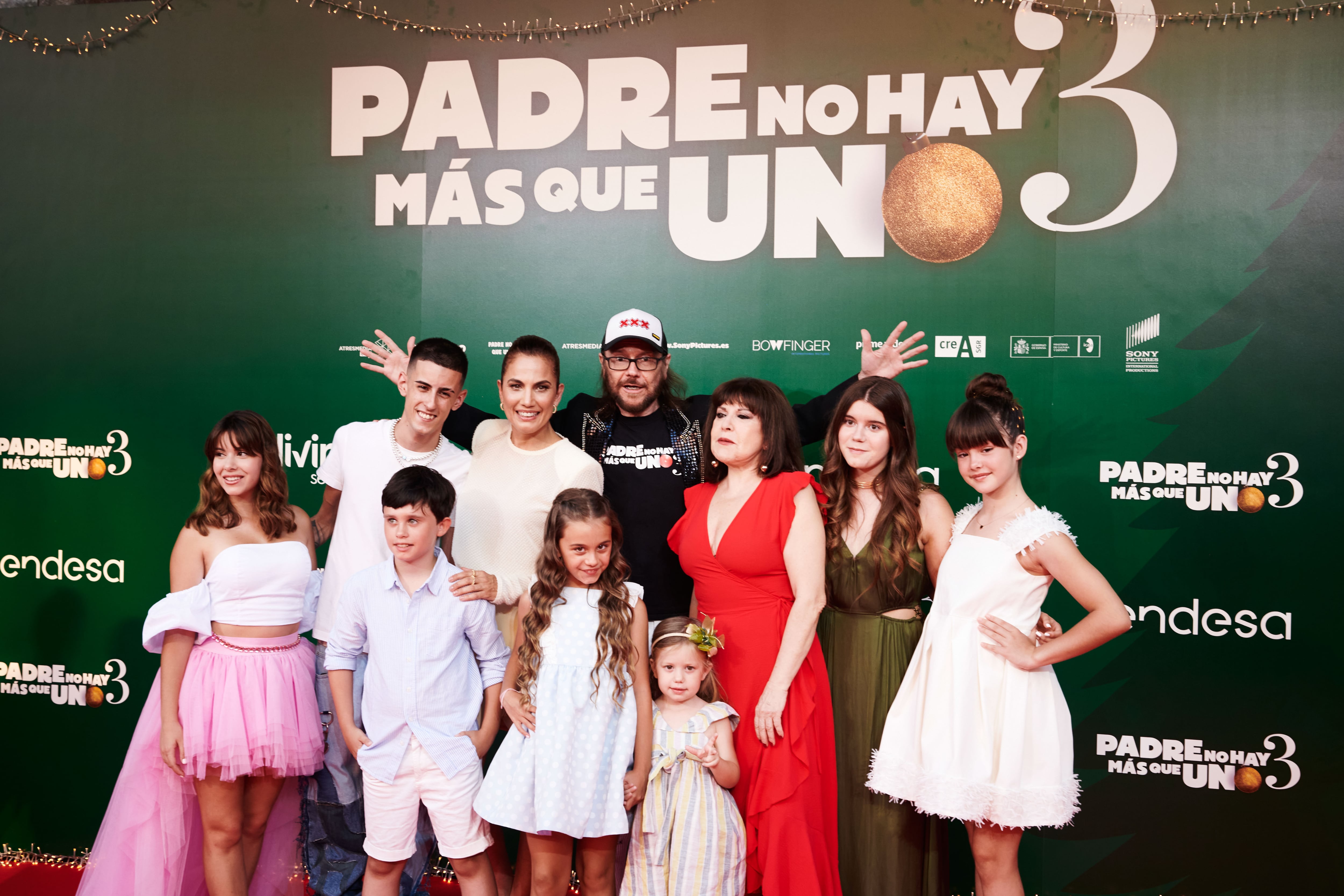 El actor y director de cine Santiago Segura posa con los miembros del reparto de la película &quot;Padre no hay mas que uno 3&quot; a su llegada al estreno de la cinta el pasado 12 de julio en Madrid