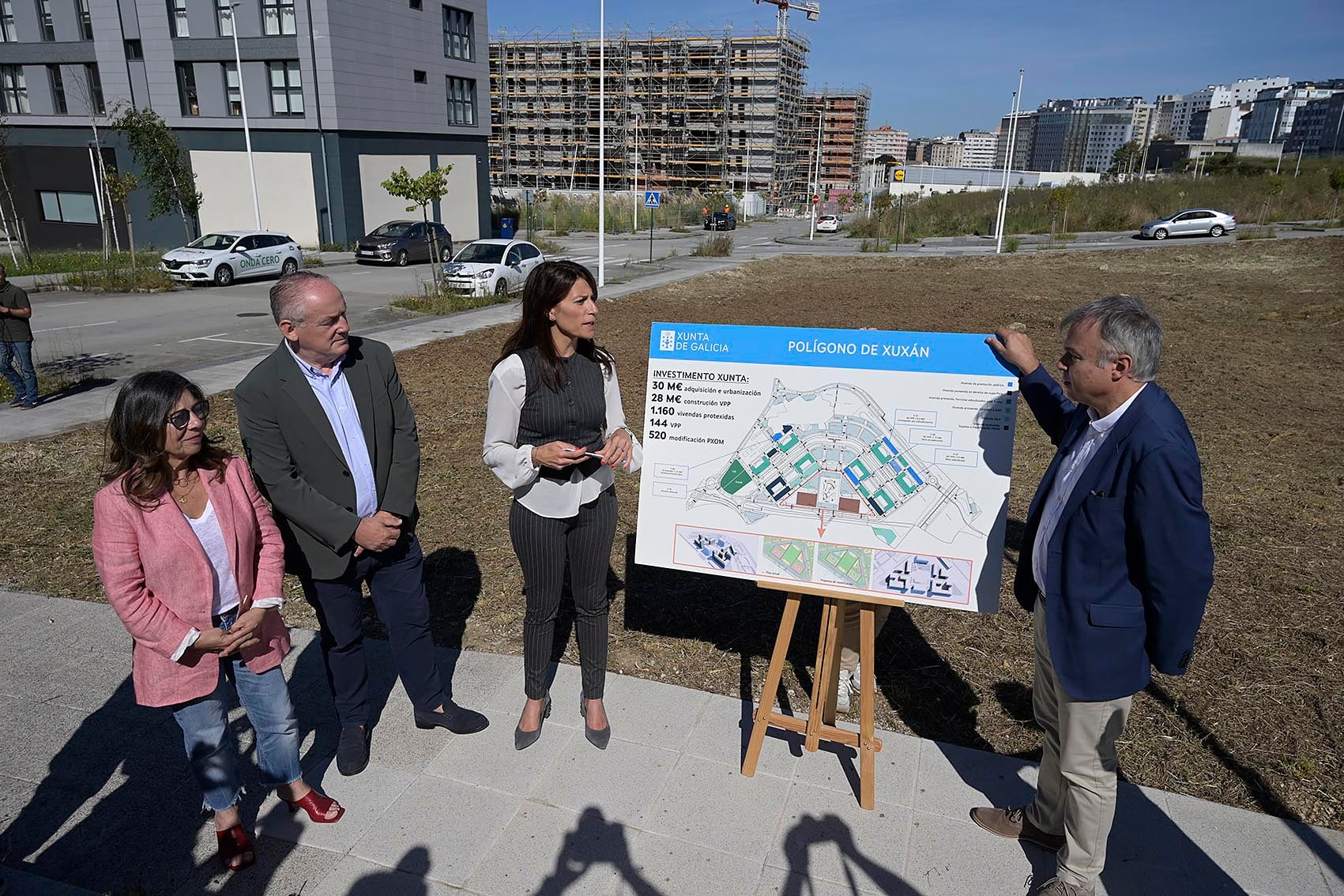 A Coruña
A conselleira de Vivenda e Planificación de Infraestruturas, María Martínez Allegue, xunto ao secretario xeral de Vivenda e Urbanismo, Heriberto García Porto, da conta das actuacións en materia de vivenda protexida en Xuxán.
17/09/2024
Foto: Moncho Fuentes / AGN A Coruña 




