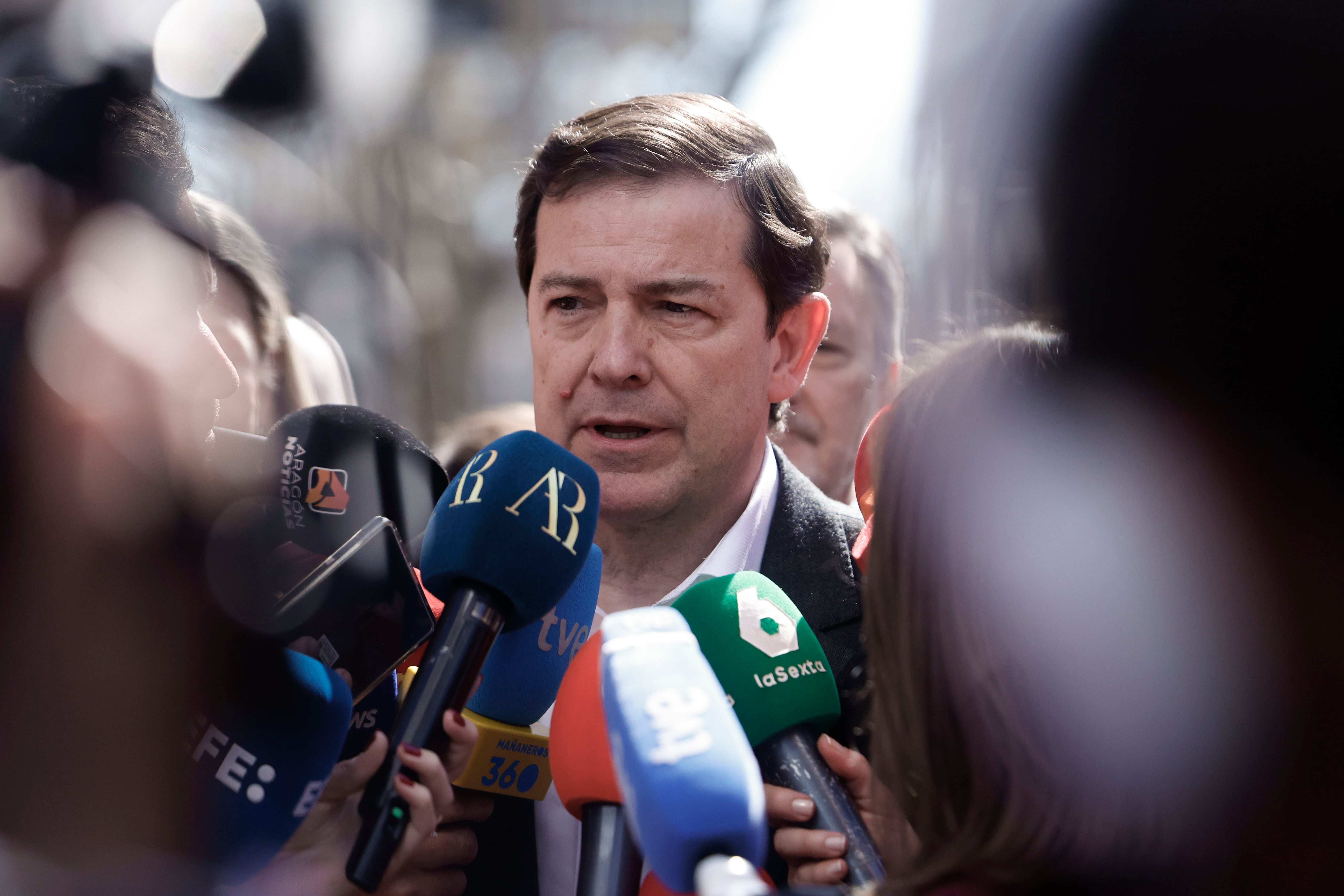  El presidente en funciones de Castilla y León, Alfonso Fernández Mañueco, atiende a los medios a su llegada a la reunión de la Junta Directiva Nacional del Partido Popular este lunes en Madrid. EFE/ Javier Lizón