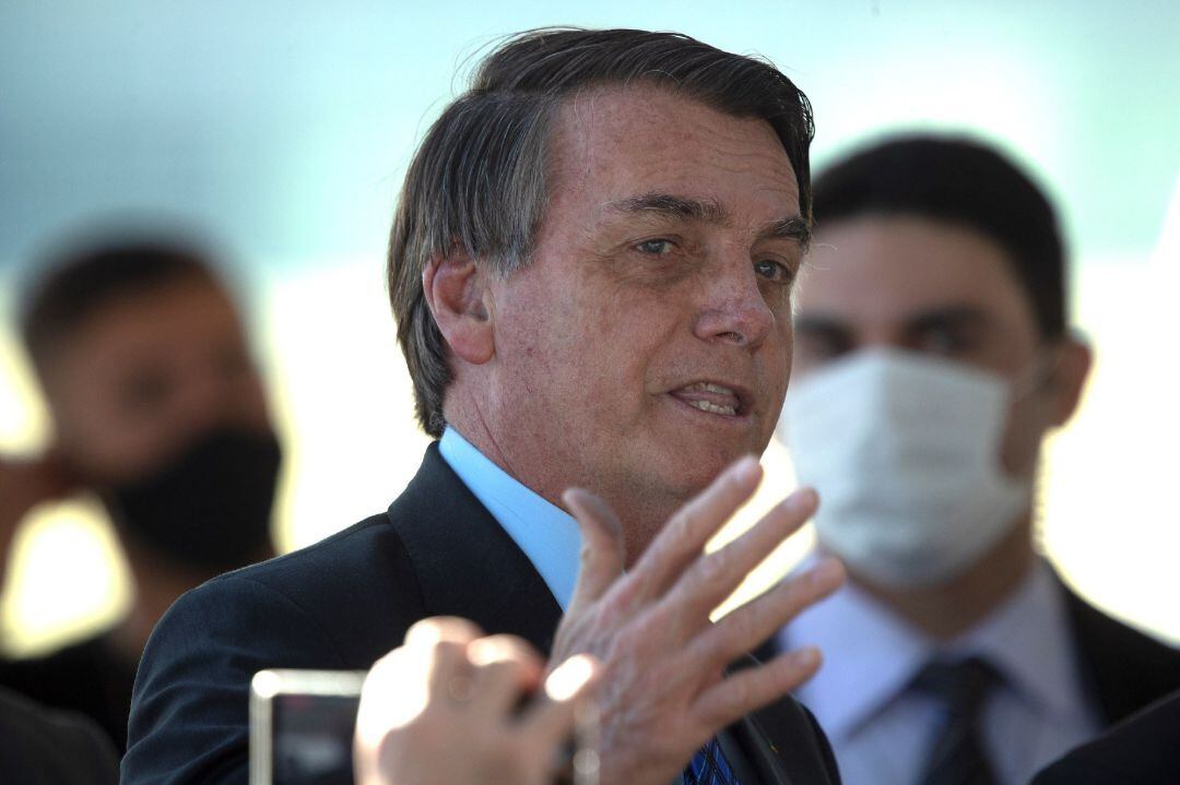 El presidente de Brasil, Jair Bolsonaro, habla a sus partidarios sin mascarilla, incumpliendo el decreto sobre el uso obligatorio de máscaras 